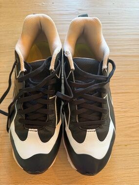Under Armour Men's Black and White Athletic Sneakers
